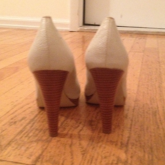 Pearl while open toe heels - Picture 2 of 3