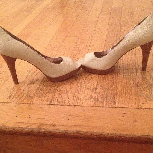 Pearl while open toe heels - Picture 3 of 3