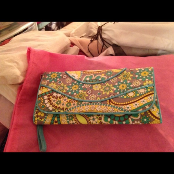 Reduced!! Vera Bradley lemon chiffon clutch. Nwt - Picture 3 of 4