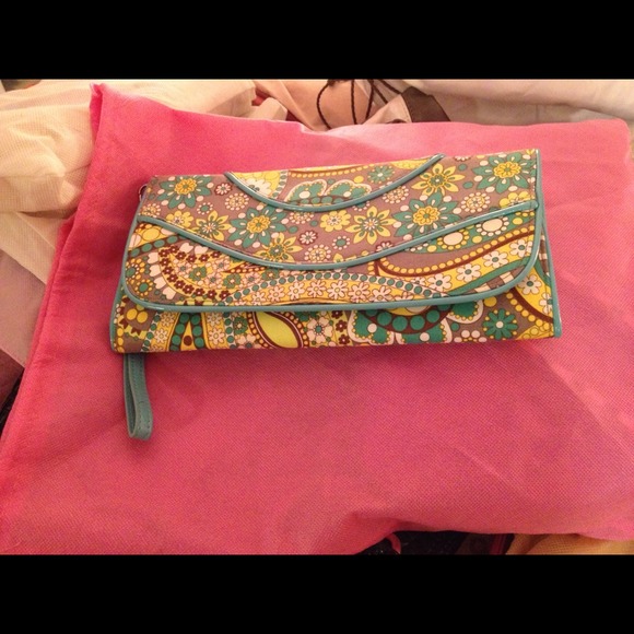 Reduced!! Vera Bradley lemon chiffon clutch. Nwt - Picture 4 of 4
