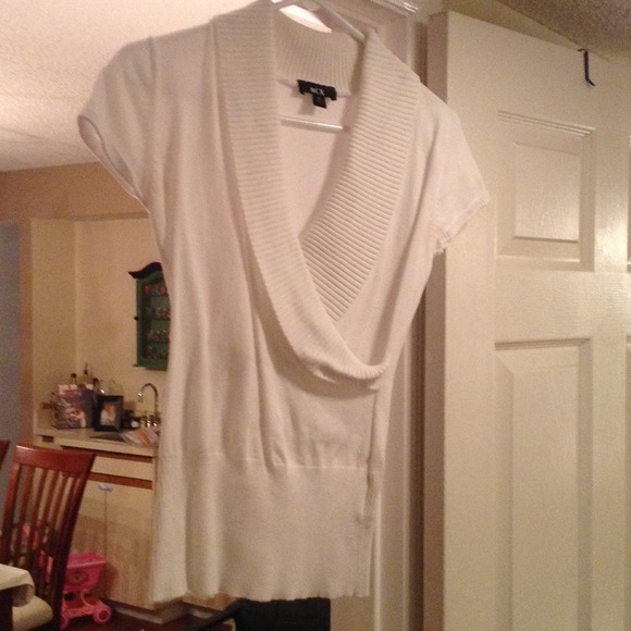 🚫🚫sold🚫🚫White bcx cross chest shirt