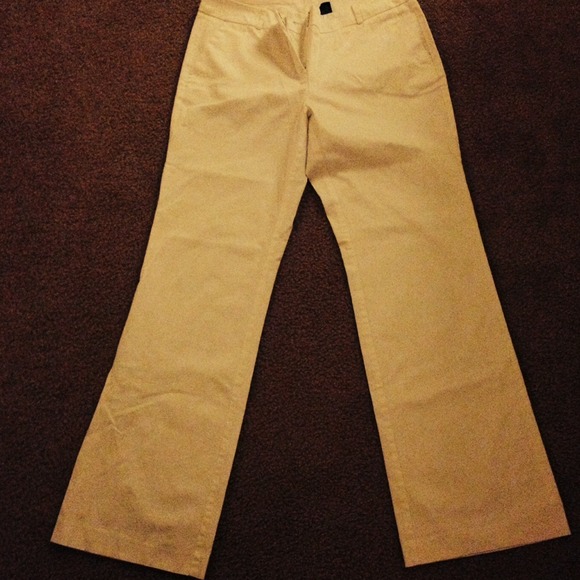 A WOMANS WHITE PANTS (NEW YORK & COMPANY)
