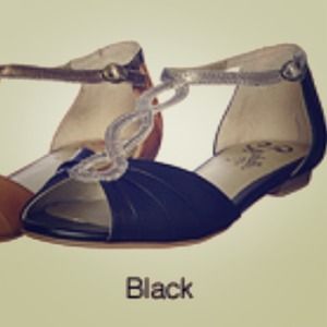 NIB Seychelles sandals.Black leather w/silver trim