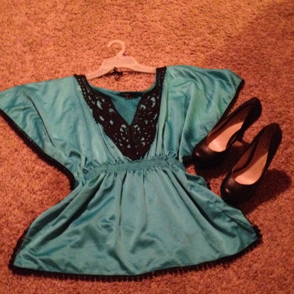 A gorgeous elegant top dress up or down! Worn 2x