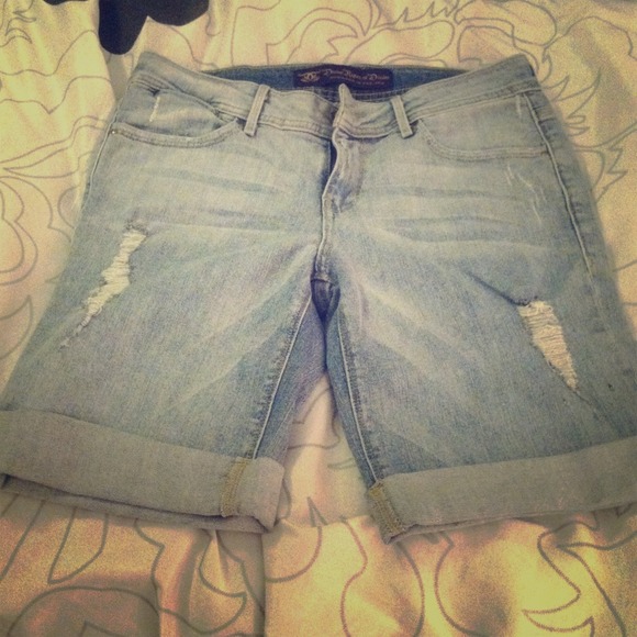 🚫SOLD IN BUNDLE🚫Distressed Denim Shorts