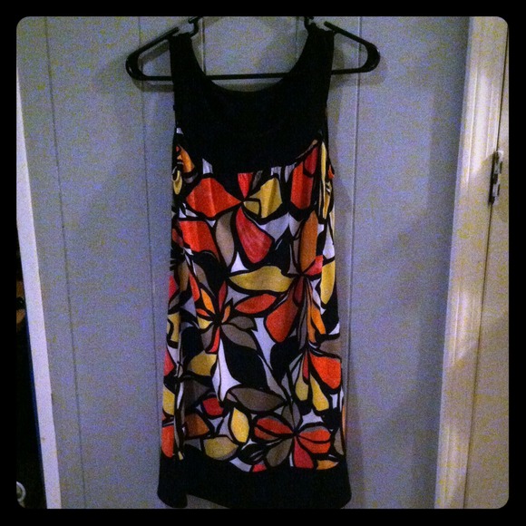 Loose-fitting, a-line dress. Bright floral pattern