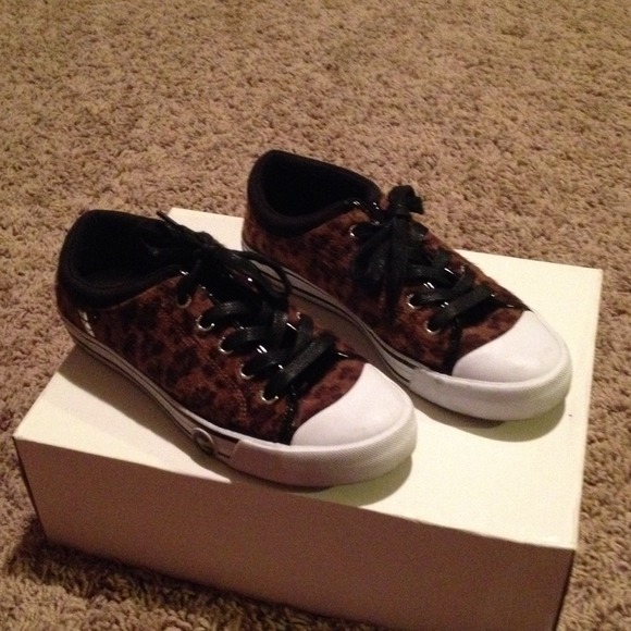 Cute animal print Guess tennis shoe