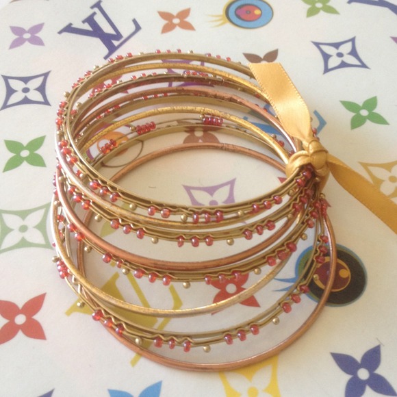 Bundle of 8 bangles. Gold/rose gold w red beads