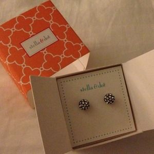 Blk/silver stud earrings