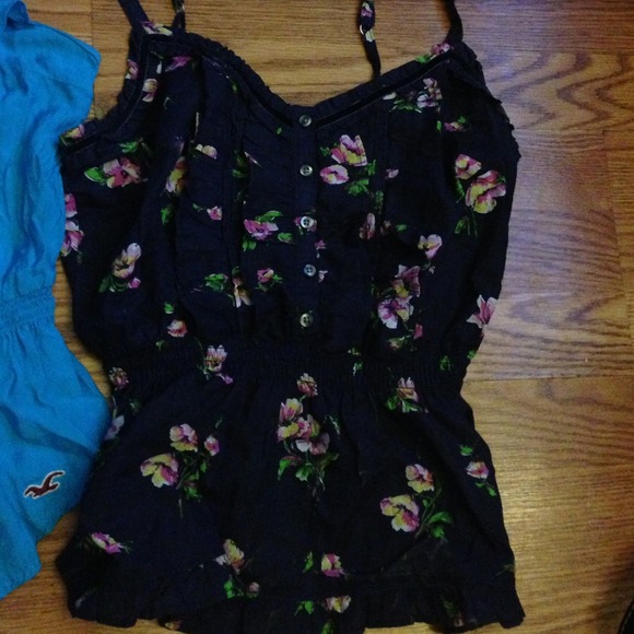 Bundle 2 hollister tops - Picture 2 of 4