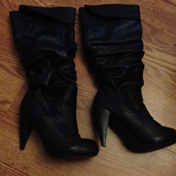 🌟ON HOLD for @alitapunkin🌟 Super cute blk boots