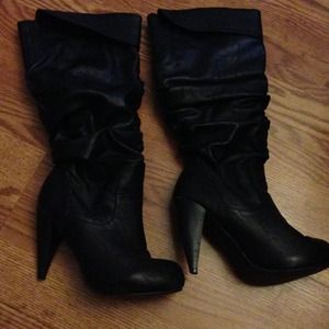 🌟ON HOLD for @alitapunkin🌟 Super cute blk boots