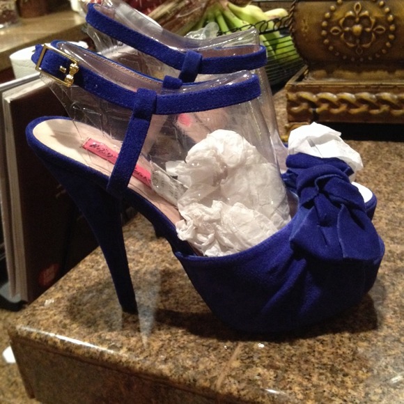 🎀super cute Betsey Johnson blue suede 👠