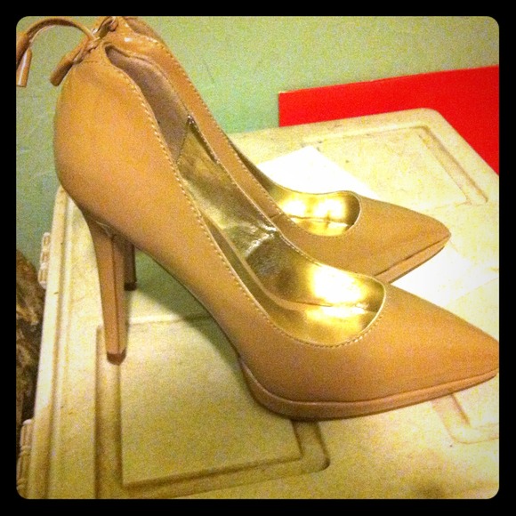 Super cute patent leather pumps