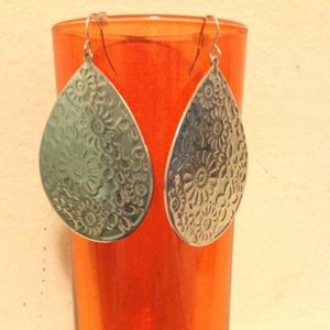 Cute silver Tear drop engraved earrings!!