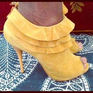 SOLD!!!Ruffle peep toe bootie