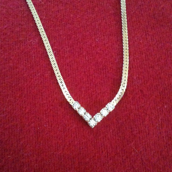 Gold necklace w/diamond V