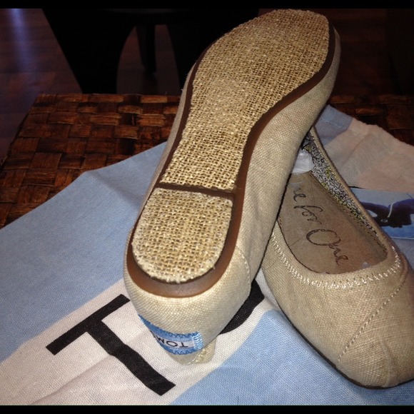 RESERVED✨✨✨BRAND NEW Toms✨✨✨