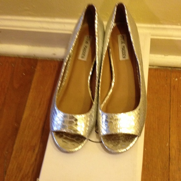 Silver snake peep toe!