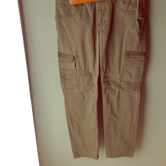 Cargo skinny ankle pant.