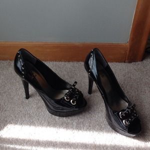 Guess peep toe pump.
