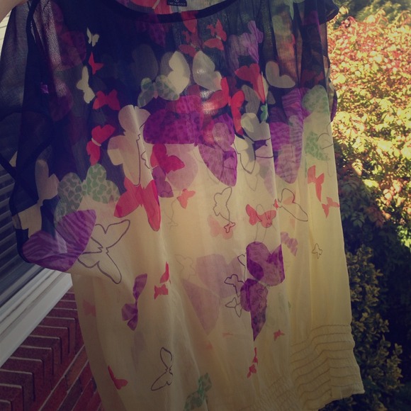 A sheer, flowy blouse - Picture 1 of 1