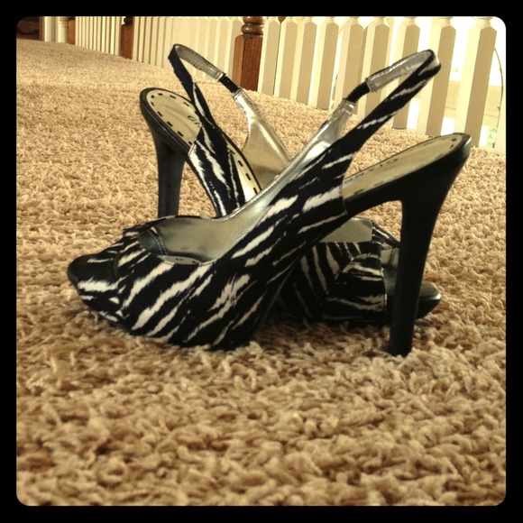 Gianni Bini zebra opened toe heels