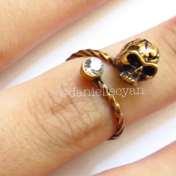 Skull crystal twist ring comes in a pouch - Picture 3 of 3