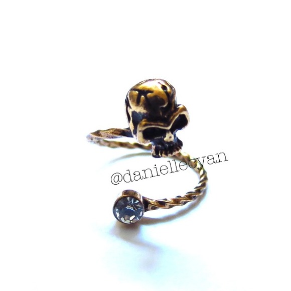 Jewelry - Skull crystal twist ring comes in a pouch