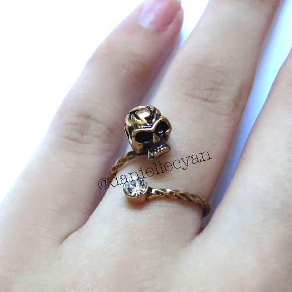 Skull crystal twist ring comes in a pouch - Picture 2 of 3