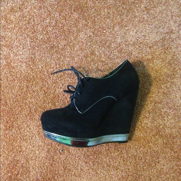 Size 8 black and silver lined edgy heels - Picture 4 of 5