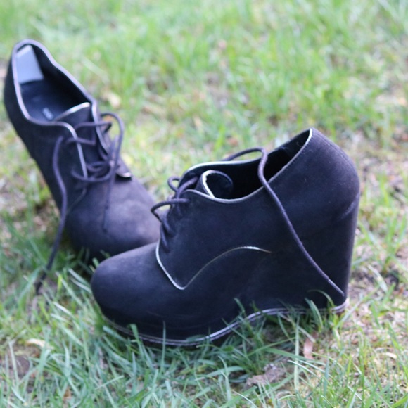 Size 8 black and silver lined edgy heels - Picture 2 of 5