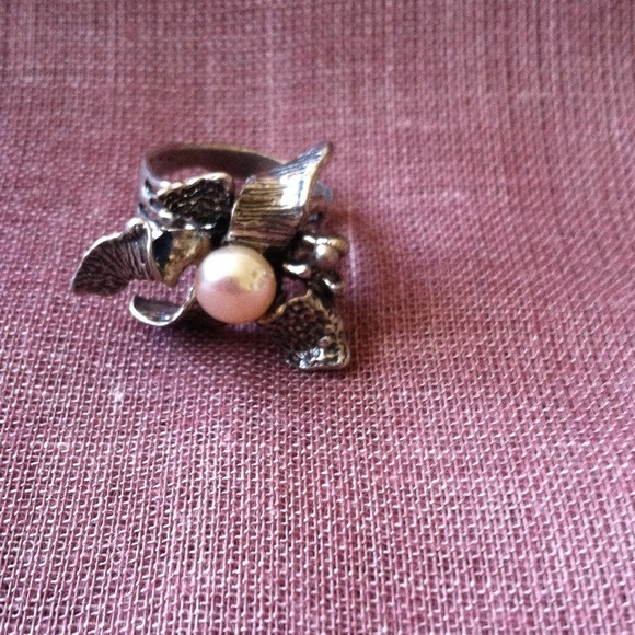Interesting silver ring with pink pearl