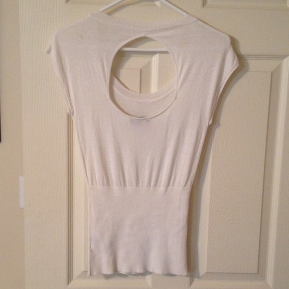 ❌SOLD❌ 🎉Host Pick 🎉 NWOT Bebe Cut-Out Back Top - Picture 3 of 4