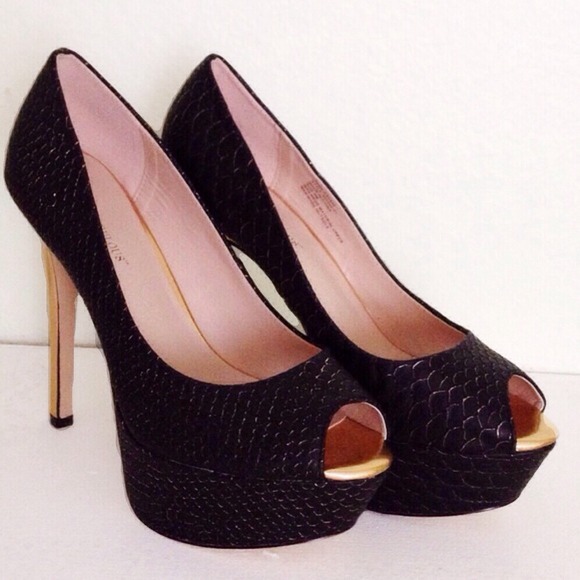 just fab Shoes - Black and gold crocodile print peep toe pumps