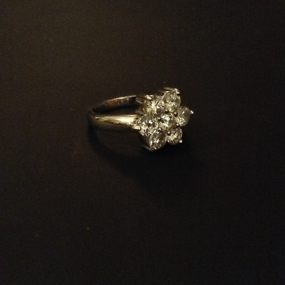 Flower Shaped Ring - Picture 2 of 3