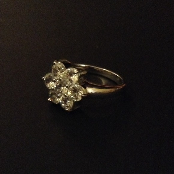 Flower Shaped Ring - Picture 3 of 3