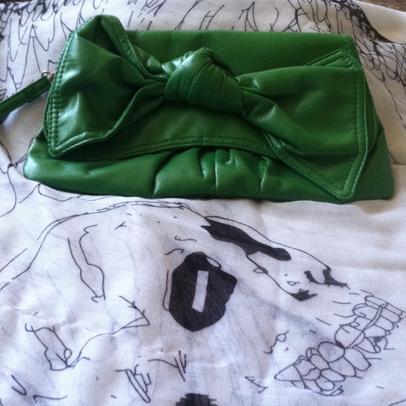 ⭐️HOST PICK!⭐️Green faux leather clutch