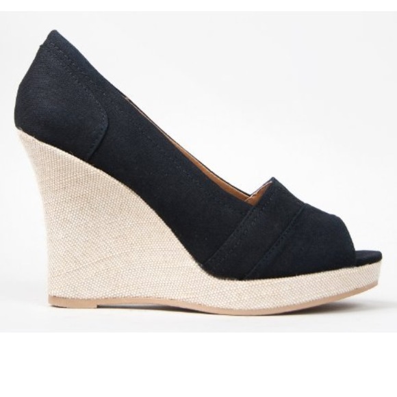 ✨SOLD✨ black canvas wedge 🎉HOST PICK🎉 - Picture 4 of 4