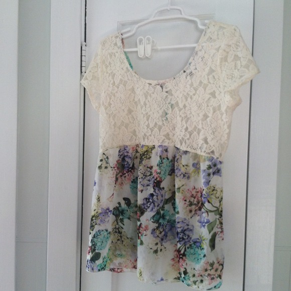 🎁Brand new gorgeous lace, floral peplum style top