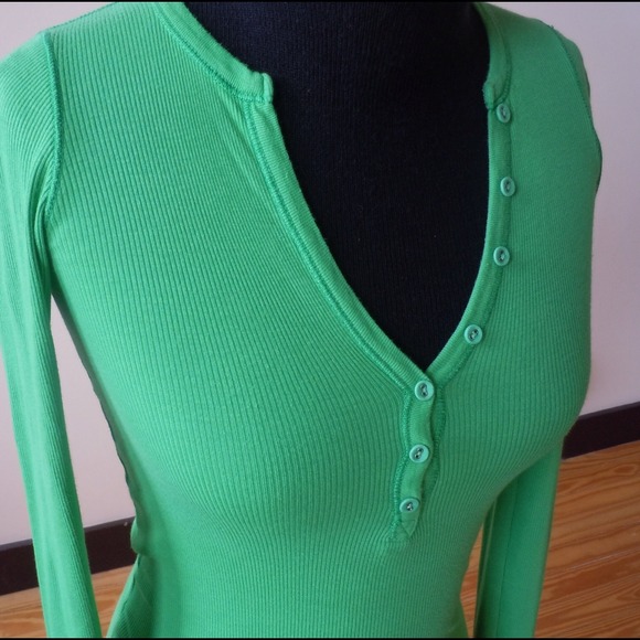 Vibrant Kelly green v neck top - Picture 2 of 4