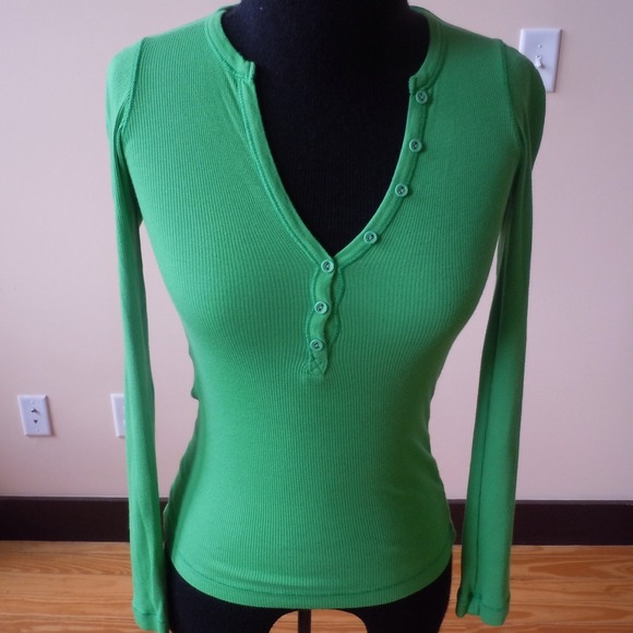 Vibrant Kelly green v neck top - Picture 3 of 4