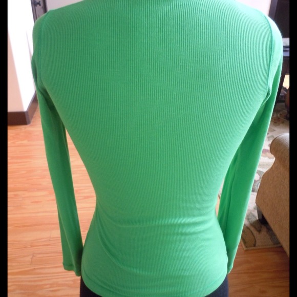 Vibrant Kelly green v neck top - Picture 4 of 4