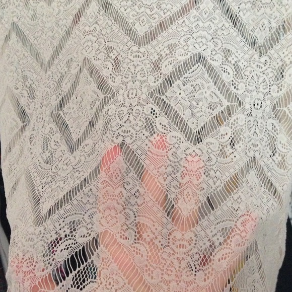 ❤SOLD❤Geometric Lace cream top - Picture 2 of 4