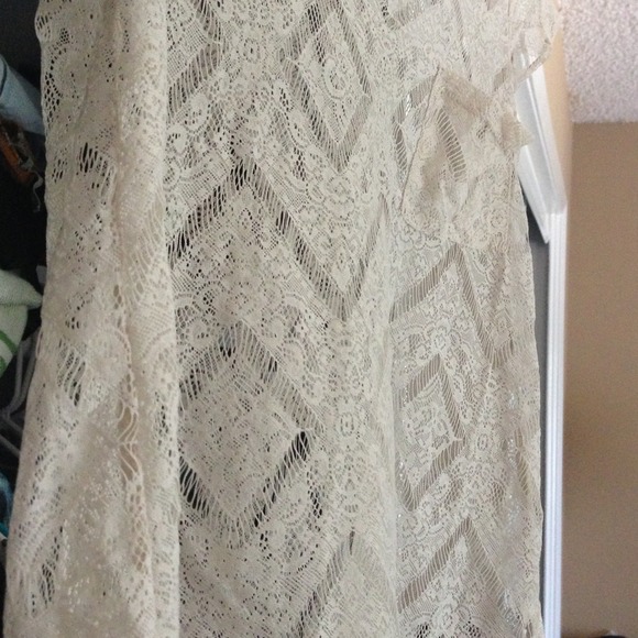 ❤SOLD❤Geometric Lace cream top - Picture 4 of 4