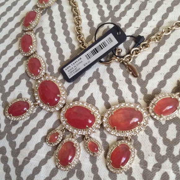 NEW Ann Taylor Coral Crystal Statement Necklace - Picture 4 of 4