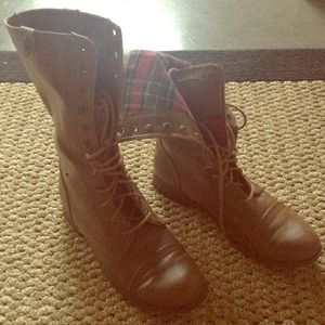 Comfy combat boots! Only worn a couple of times