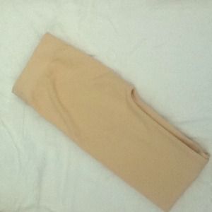 Cream/nude leggings.