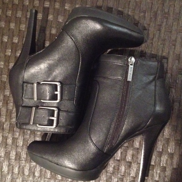 ✨Brand New✨ Nine West black leather booties.