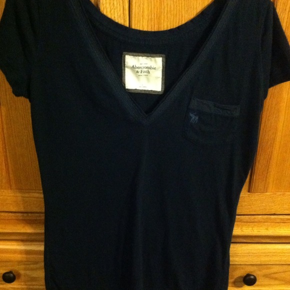 🚫SOLD🚫Abercrombie large blue v neck t shirt - Picture 3 of 4